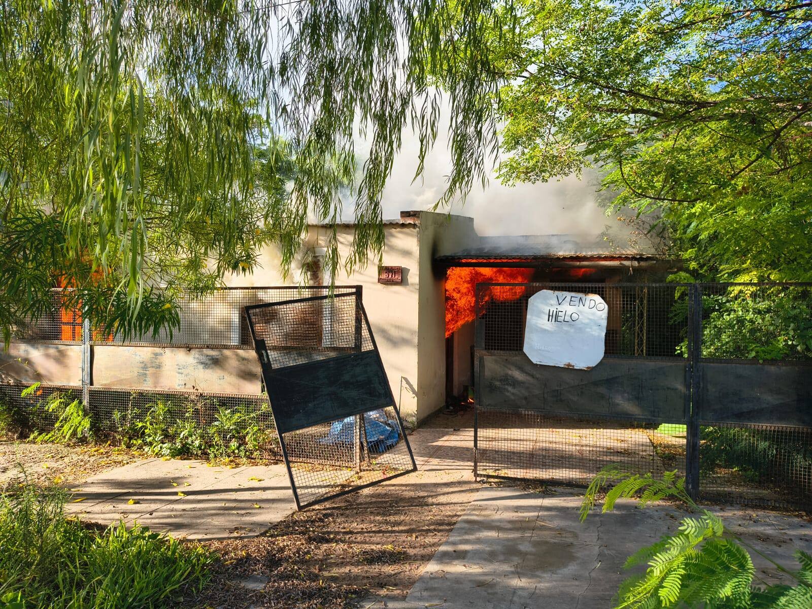LAS BREÑAS: UNA MUJER TRAS DISCUTIR CON SU PAREJA, PRENDIÓ FUEGO LA VIVIENDA