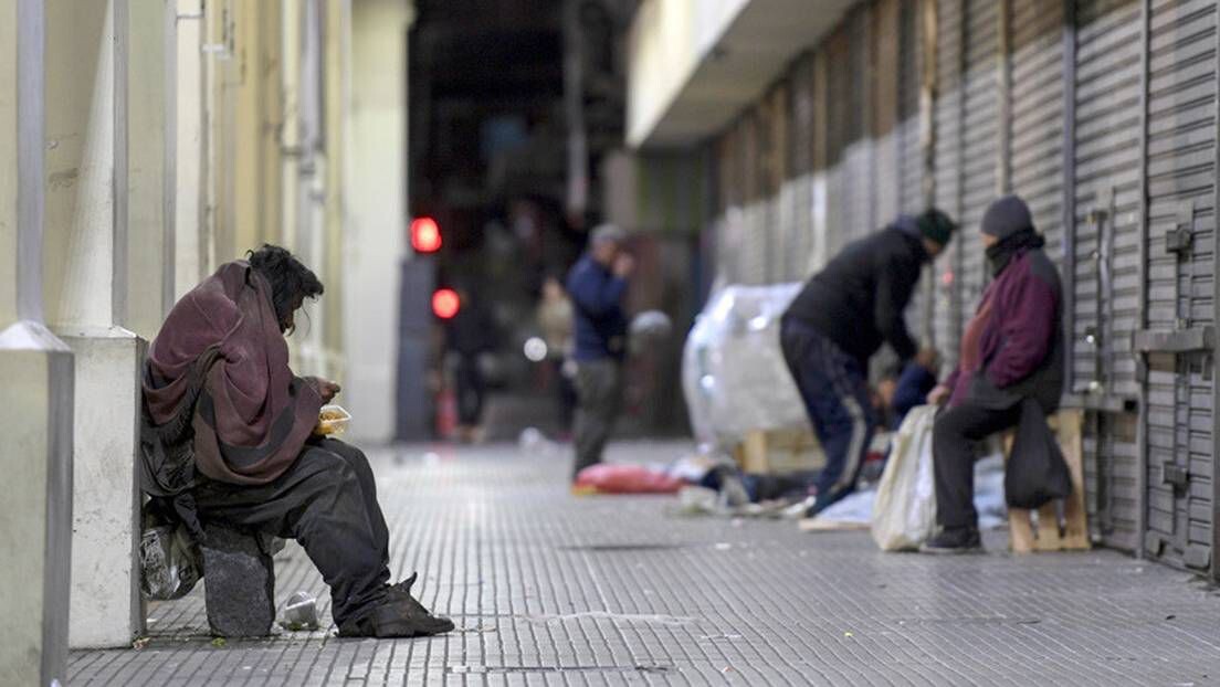 ECONOMÍA: LA POBREZA CAYÓ AL 31,6% EN EL PRIMER SEMESTRE, ANTE LA DESACELERACIÓN DE LA CANASTA BÁSICA