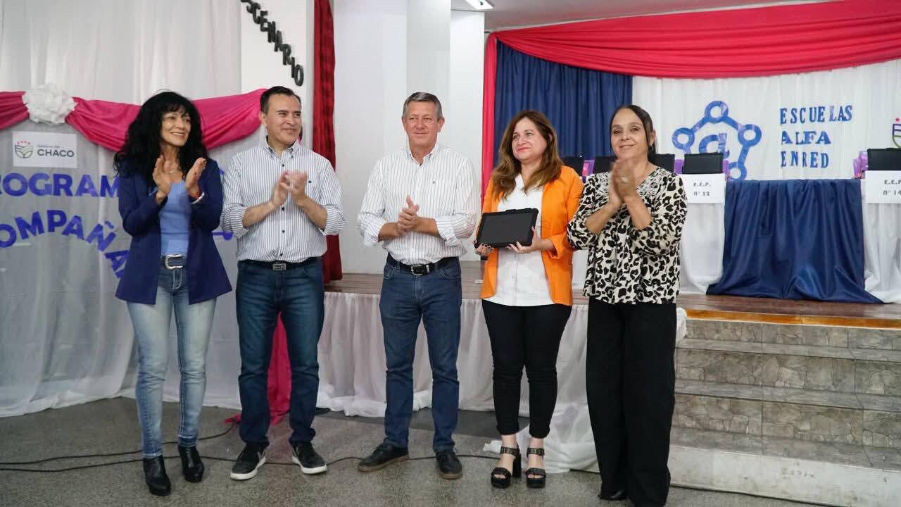 CHARATA: ENTREGA DE TABLETS A ESTABLECIMIENTOS EDUCATIVOS