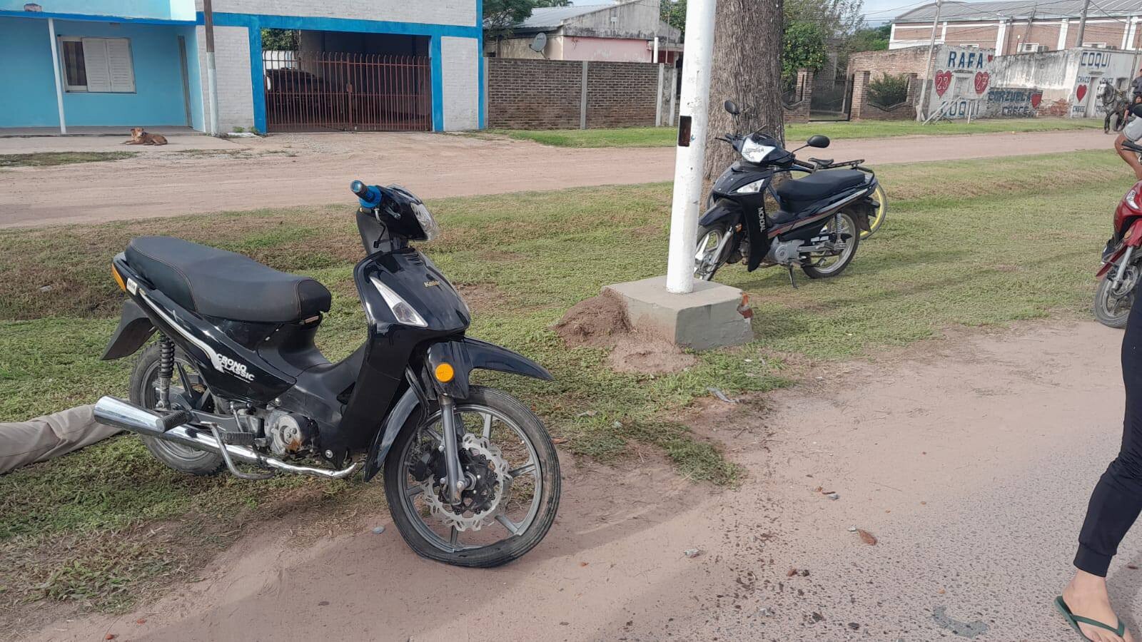 CORZUELA: UNA MOTO COLISIONA CON UNA COLUMNA DE ALUMBRADO PÚBLICO, UN MENOR LESIONADO