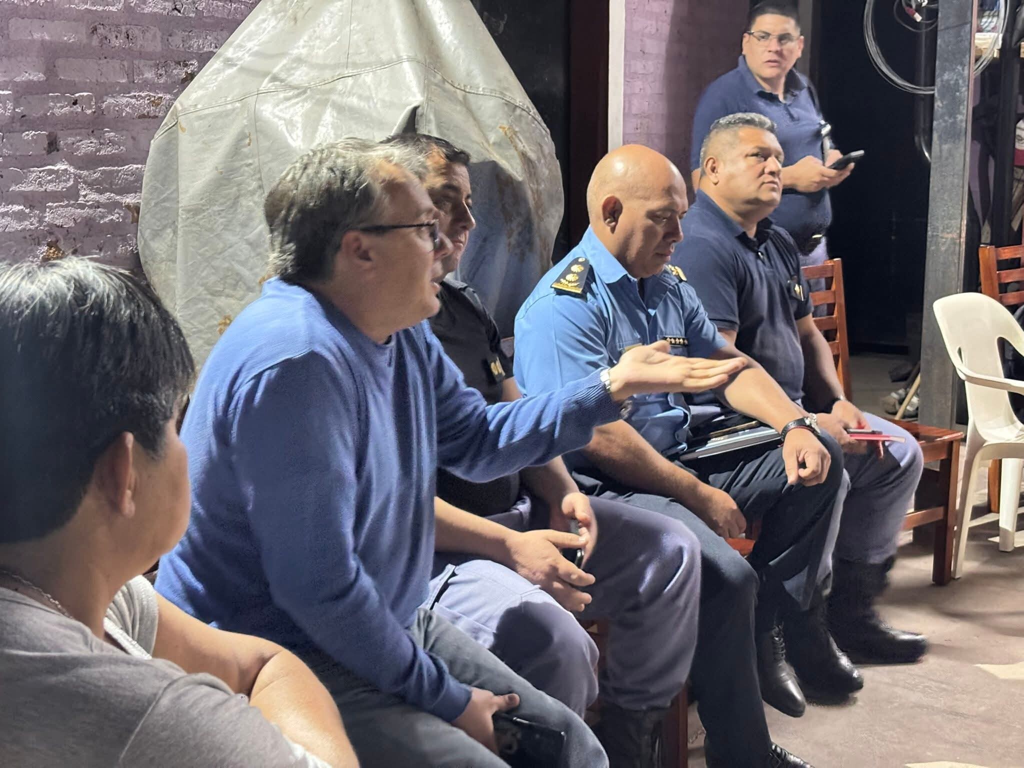 CHARATA: REUNIÓN DE FUNCIONARIOS MUNICIPALES Y POLICIALES CON VECINOS DEL BARRIO ELIAS