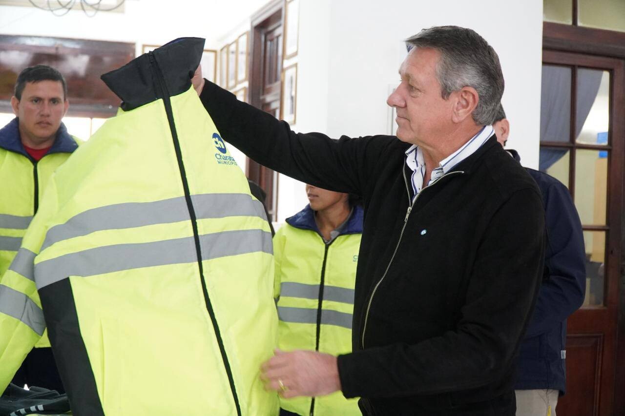 CHARATA: ENTREGA DE INDUMENTARIA AL PERSONAL DE TRÁNSITO