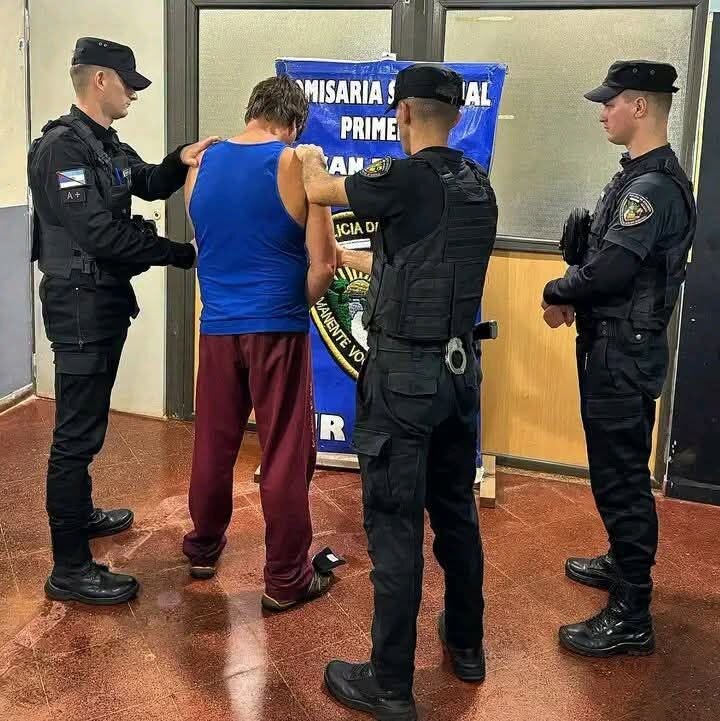 El agente de la policia viajaba en un colectivo cuando advirtió que un hombre efectuaba disparos contra otra persona