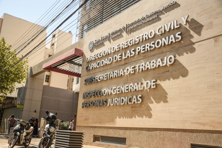 Desde el Ministerio de Gobierno, a través de la Subsecretaría de Trabajo, se vela por el cumplimiento del trabajo adolescente protegido.