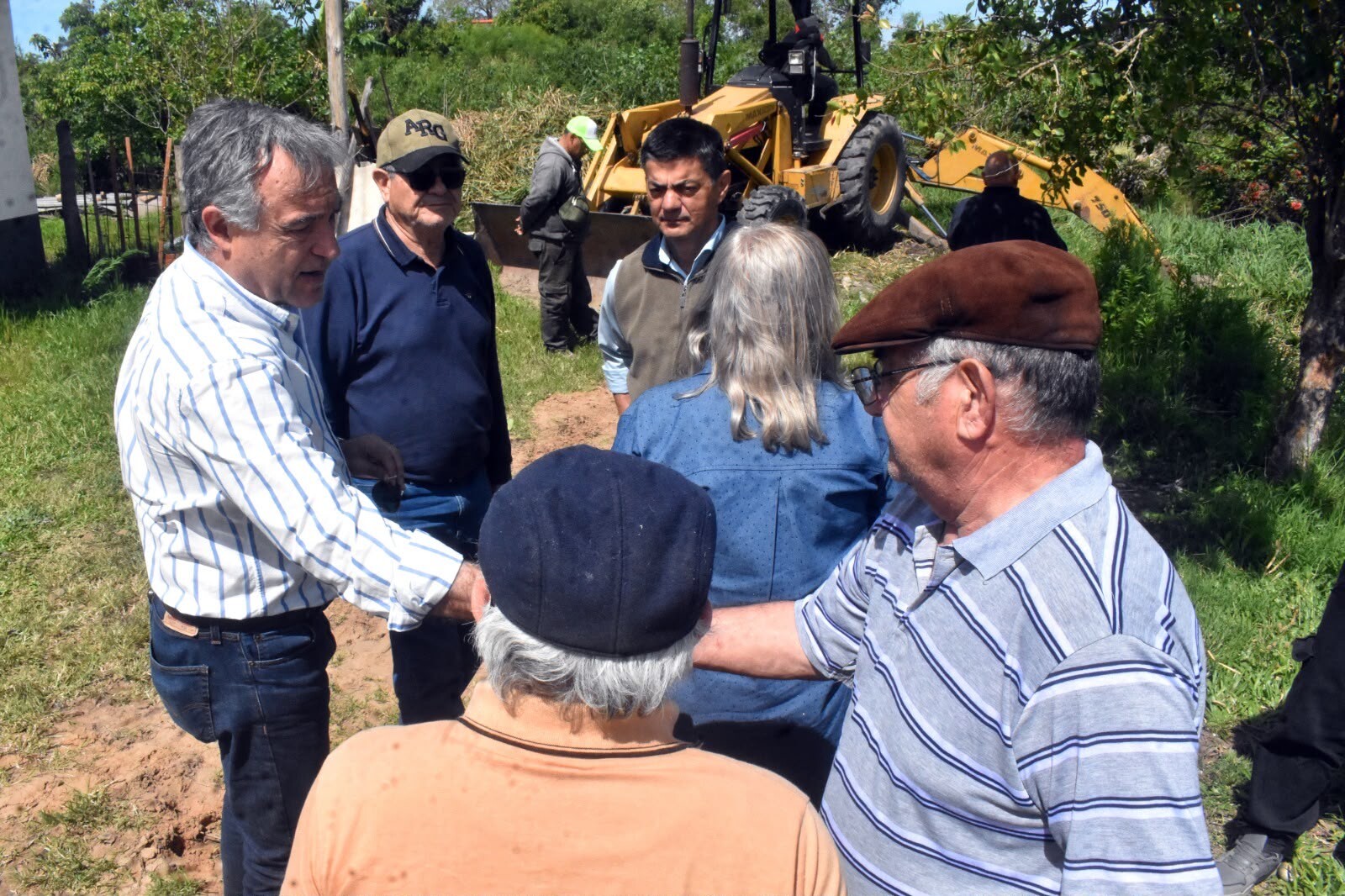 BARRANQUERAS: DESPUÉS DE 10 AÑOS DE ABANDONO, VIALIDAD PROVINCIAL LIMPIA EL RESERVORIO DEL BARRIO UCAL