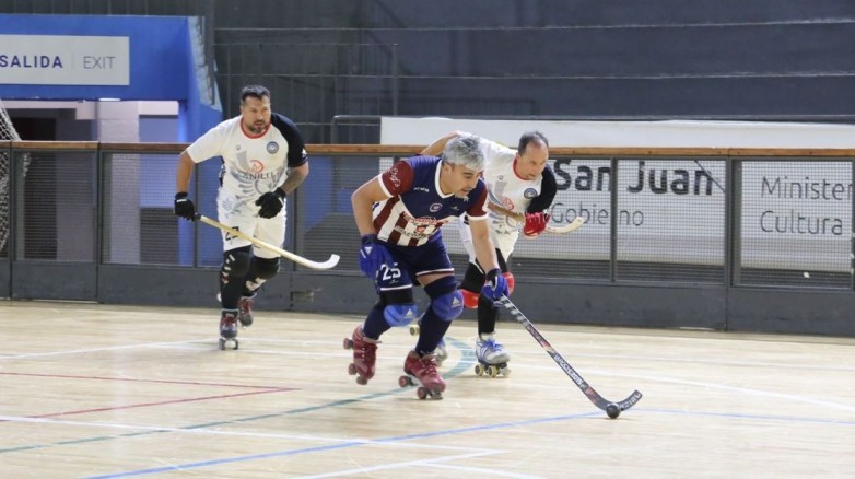 aa93f1beaeaea01be08cbfefaee943d7_L.jpg Simplemente y Bata son los campeones de la Máster Cup Hockey – Casa Cuna 2025