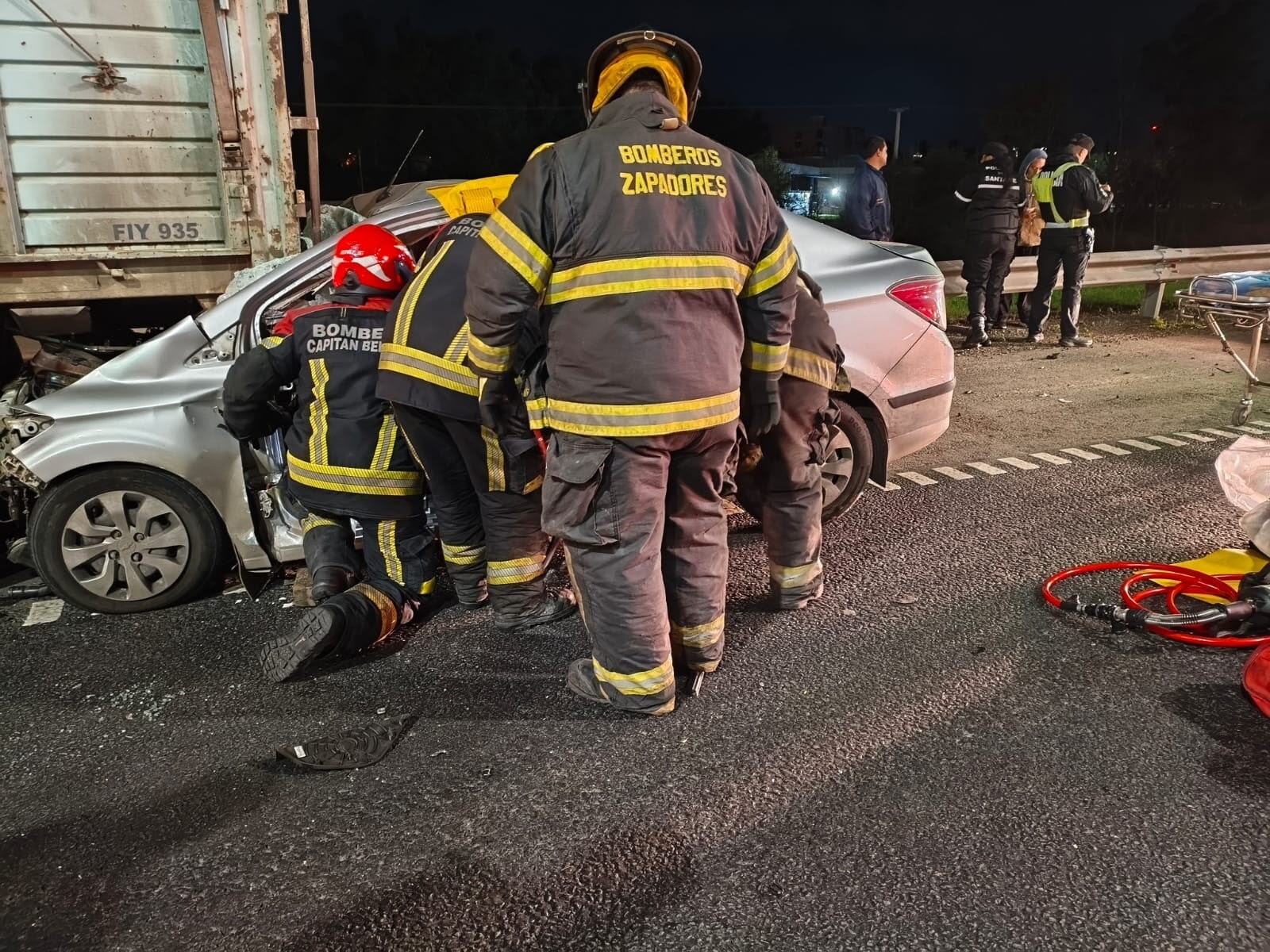 Autopista Rosario-Santa Fe: un automovilista quedó atrapado tras incrustarse contra un camión