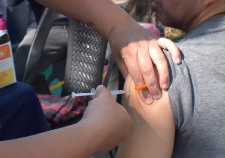SALUD ACERCÓ VACUNAS A LA COMUNIDAD CON UNA POSTA EN LA PLAZA 25 DE MAYO
