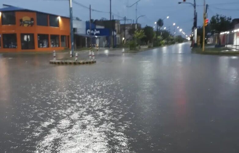 abundantes-lluvias-causan-estragos-en-anatuya-782x500-1 (1).jpeg AÑATUYA EN ALERTA: SE DERRUMBÓ UN EDIFICIO HISTÓRICO EN PLENO CENTRO TRAS LAS FUERTES LLUVIAS