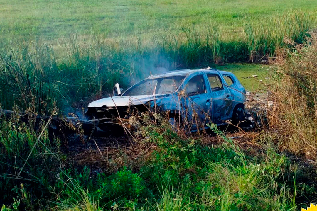 Camioneta despistó, volcó y se incendió en la rotonda de sauce de luna