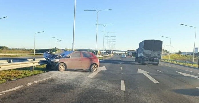 Autopista Rosario-Santa Fe: un conductor herido tras chocar contra un camión