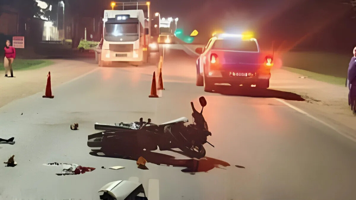 Una motociclista terminó con lesiones graves luego de un choque.