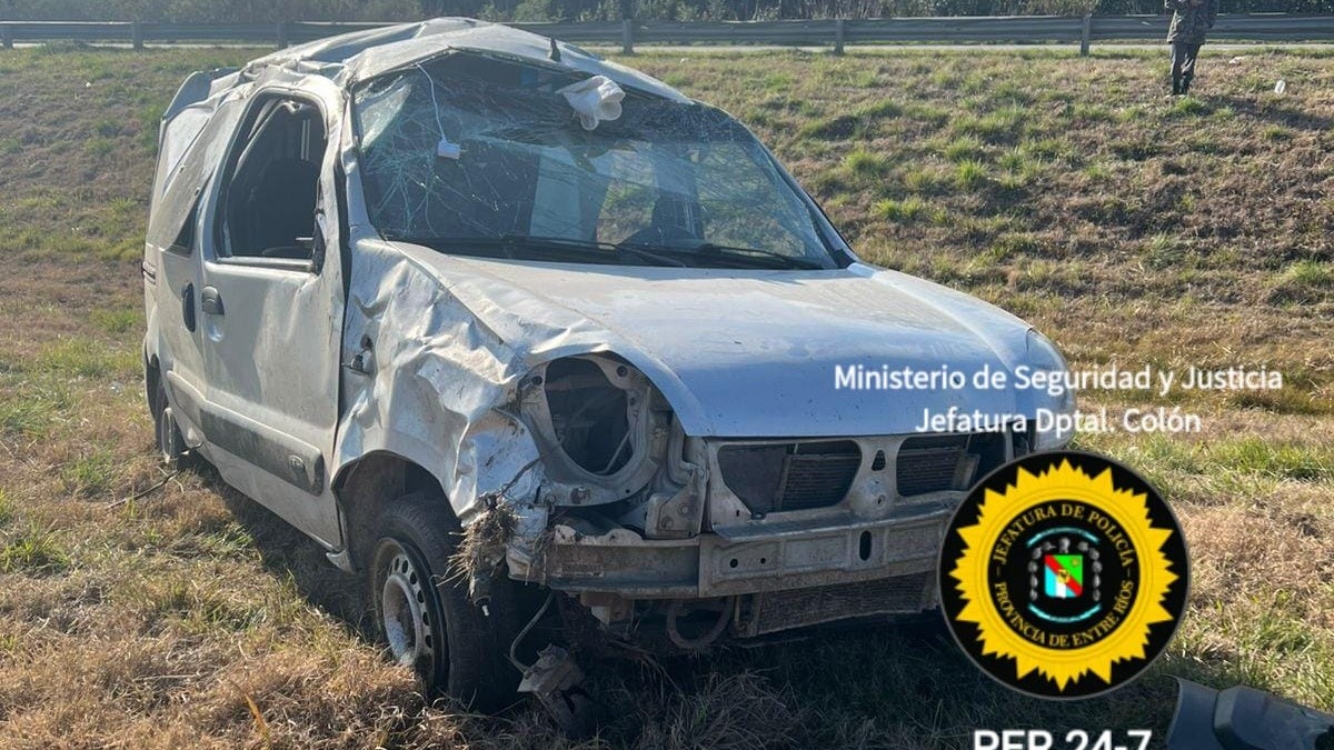 Un utilitario protagonizó varios vuelcos en la ruta 14.