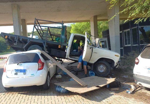 Un camión de reparto cayó desde un puente en La Calera.