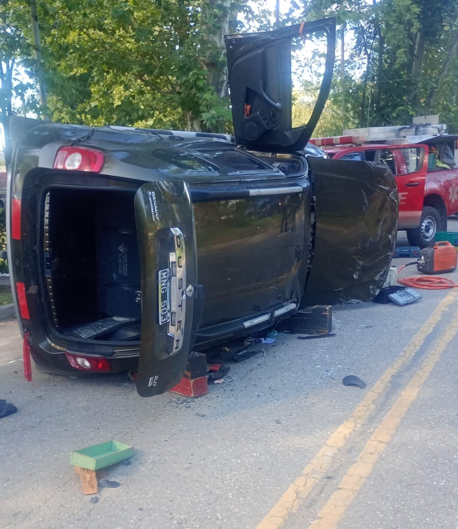 Dos personas atrapadas tras un accidente vehicular en Mendiolaza