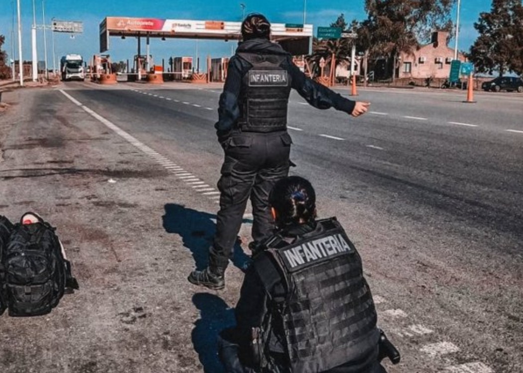 adedo_23jul25.jpg Policías haciendo dedo: el rostro de la precarización estatal