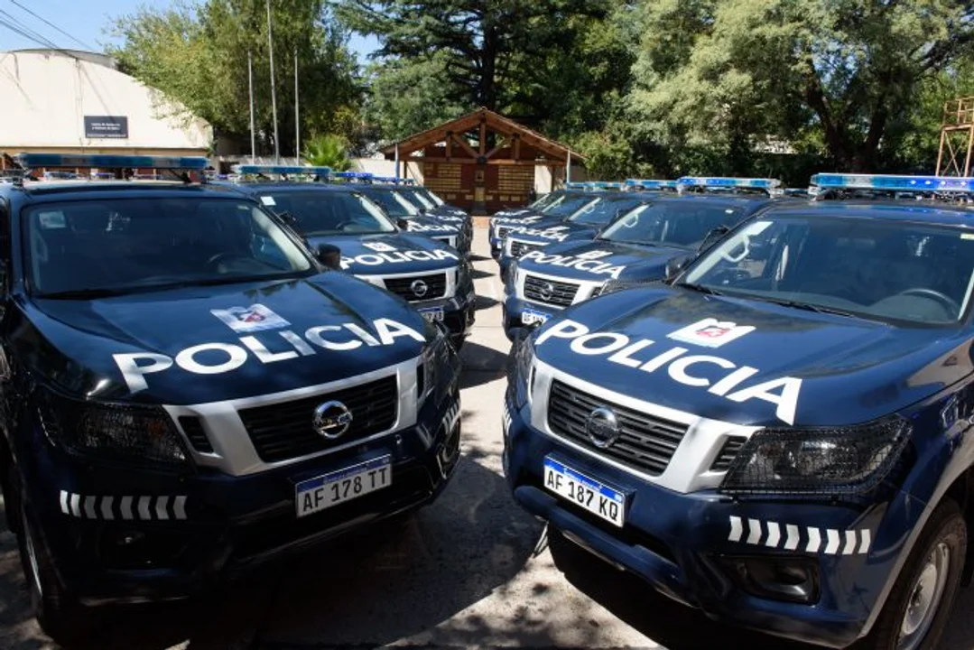 Policía mendocino entregó su arma y su chaleco porque estaba «sobrepasado» y con «mucho estrés»