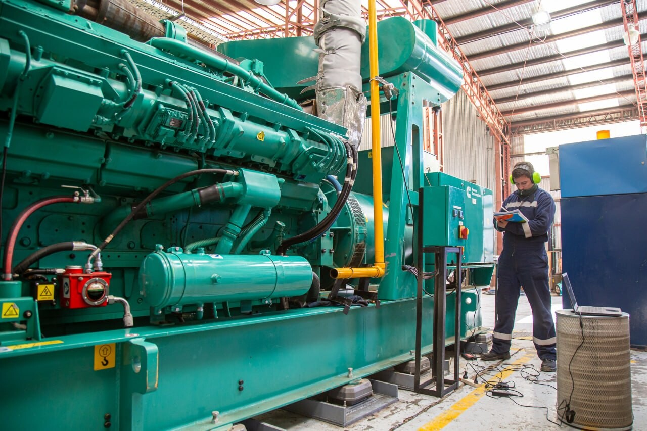 TRABAJOS DE ALTA COMPLEJIDAD EN LA USINA DE TOLHUIN: ESTE DOMINGO CONTINUARÁN LAS TAREAS SOBRE EL NUEVO GENERADOR CUMMINS N°3 TRABAJOS DE ALTA COMPLEJIDAD EN LA USINA DE TOLHUIN: ESTE DOMINGO CONTINUARÁN LAS TAREAS SOBRE EL NUEVO GENERADOR CUMMINS N°3