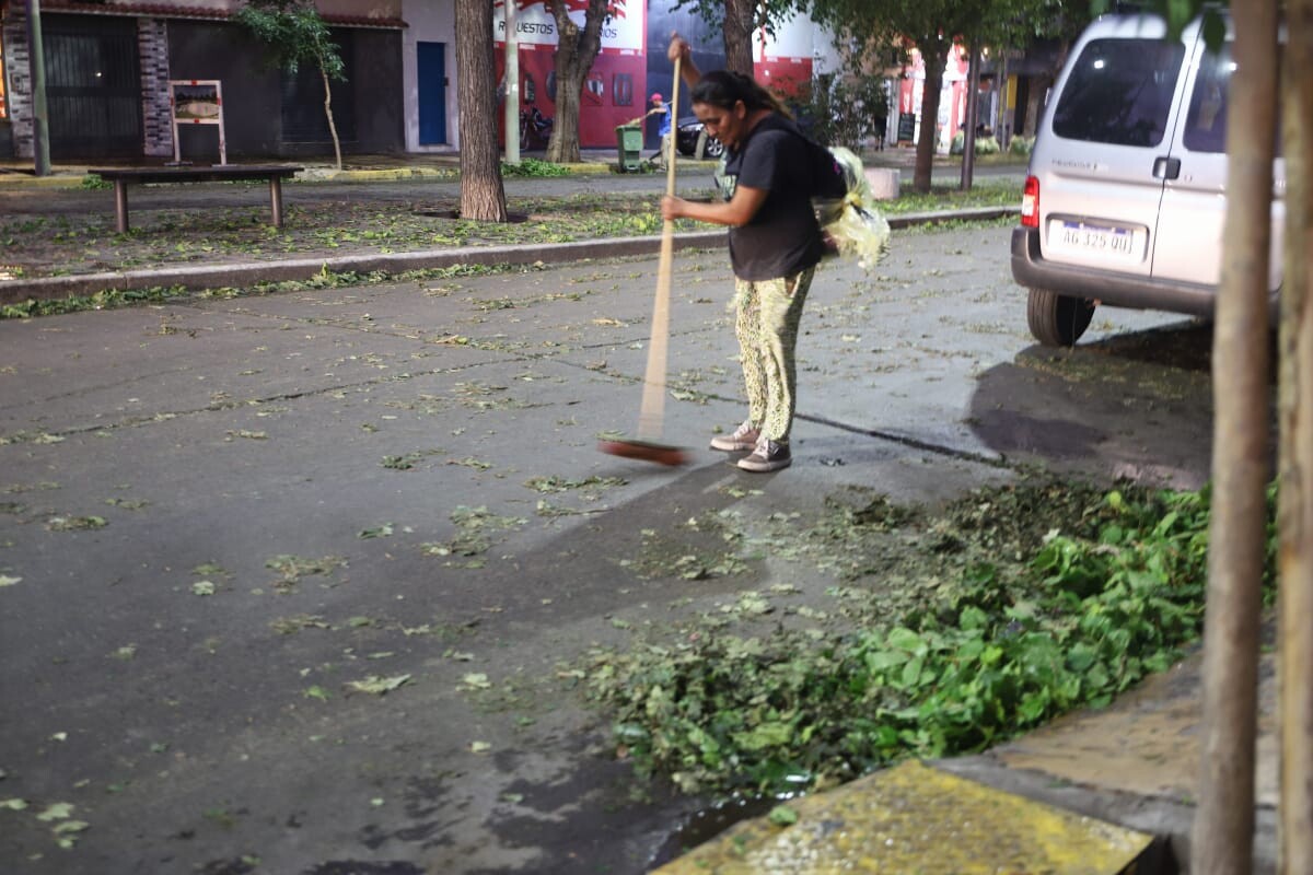 Tras el granizo que azotó la ciudad , la Municipalidad de la Ciudad de San Juan informa que se desplegó personal de todas las áreas municipales para relevar las zonas afectadas y asistir a los vecinos.