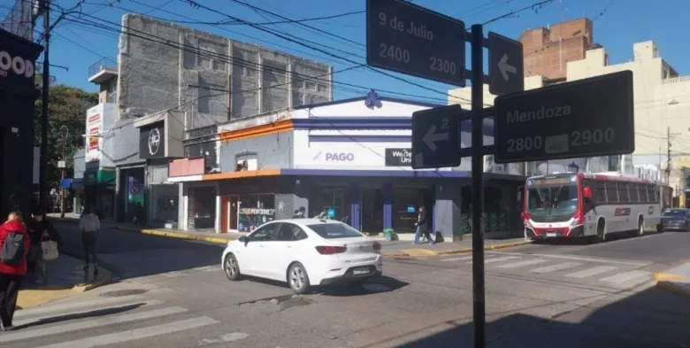 En pleno centro de Santa Fe, una mujer atacó a golpes a una inspectora de tránsito