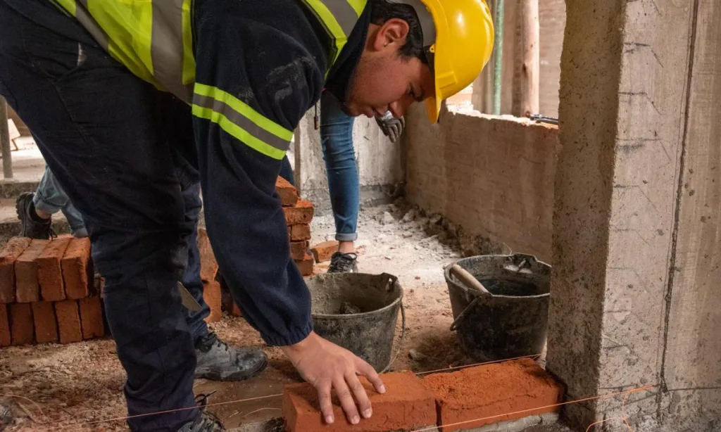 albanil-1-1024x614.webp “Laburá Ya” crece en Salta: ya son más de 1.500 los trabajadores inscriptos