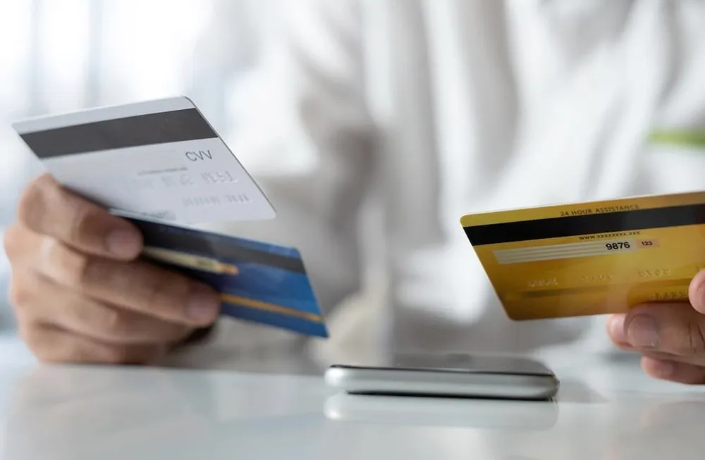 Cuatro de cada diez santafesinos sostienen el consumo con tarjetas