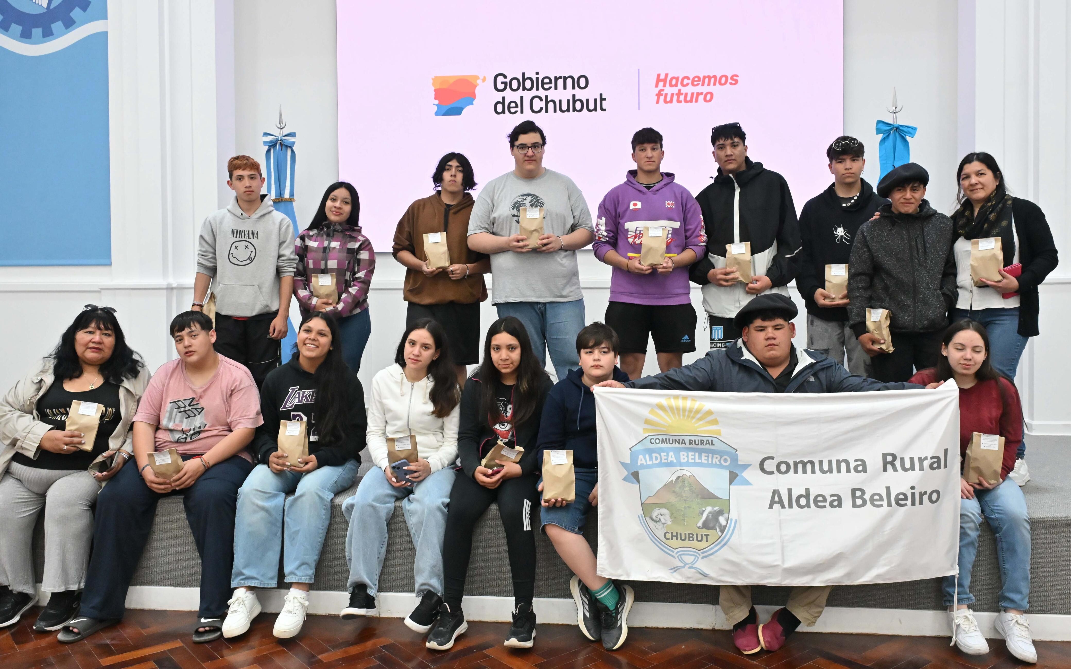 alumnos beleiro.jpg Alumnos de escuelas de Aldea Beleiro y de Esquel visitaron la Casa de Gobierno en Rawson