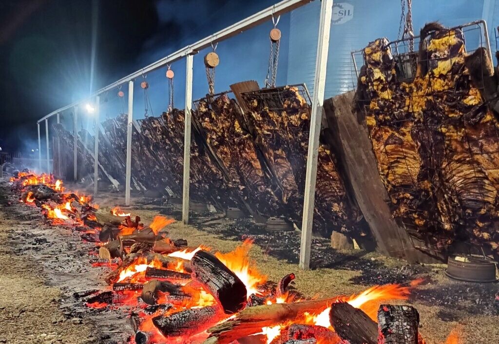 Alvear festeja 157° años con asado gratuito y Amar Azul en vivo.