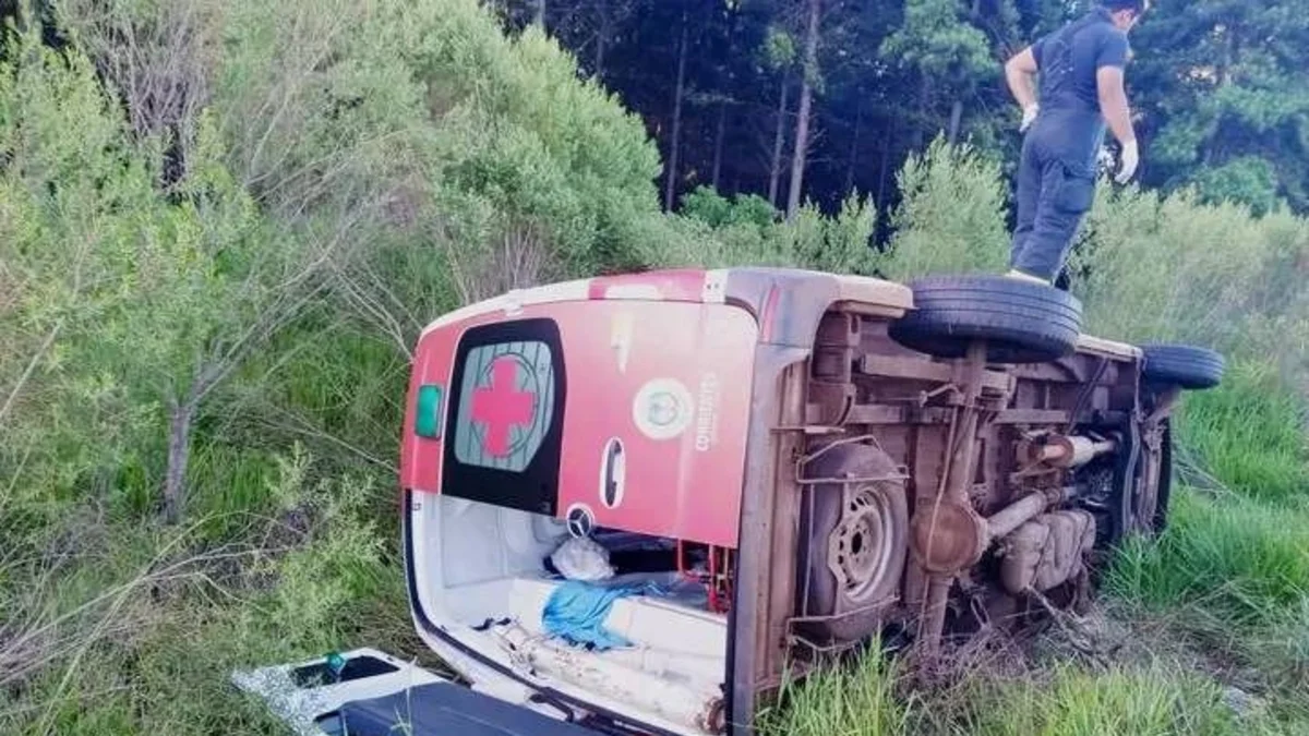 ambulancia.webp Ambulancia con paciente de Corrientes despistó y volcó en Ruta 14
