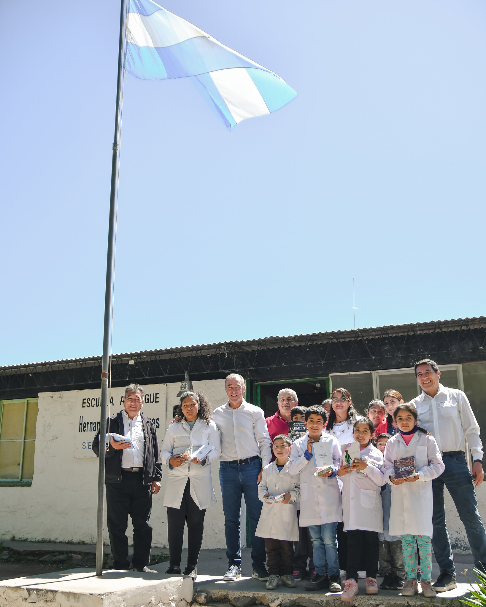 El vicegobernador Fabián Martín participó de una emotiva ceremonia de presentación del libro Antología Poética de Don Ladislao Reyes Chávez, en la escuela Albergue Marcos J. Gómez Narváez, de Sierras de Elizondo, departamento Valle Fértil.