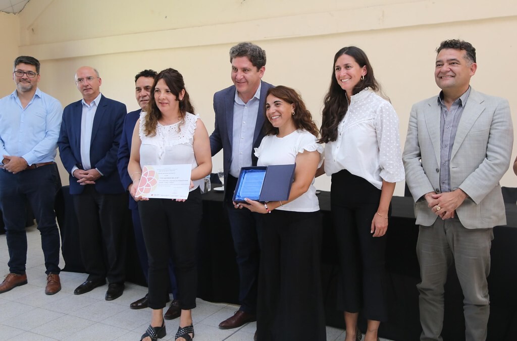 En una ceremonia realizada en Albardón, se llevaron a cabo importantes reconocimientos y la última entrega del año de certificados en el marco del Programa Provincial Aprender, Trabajar y Producir, destinado a fortalecer la formación y la empleabilidad de los sanjuaninos.