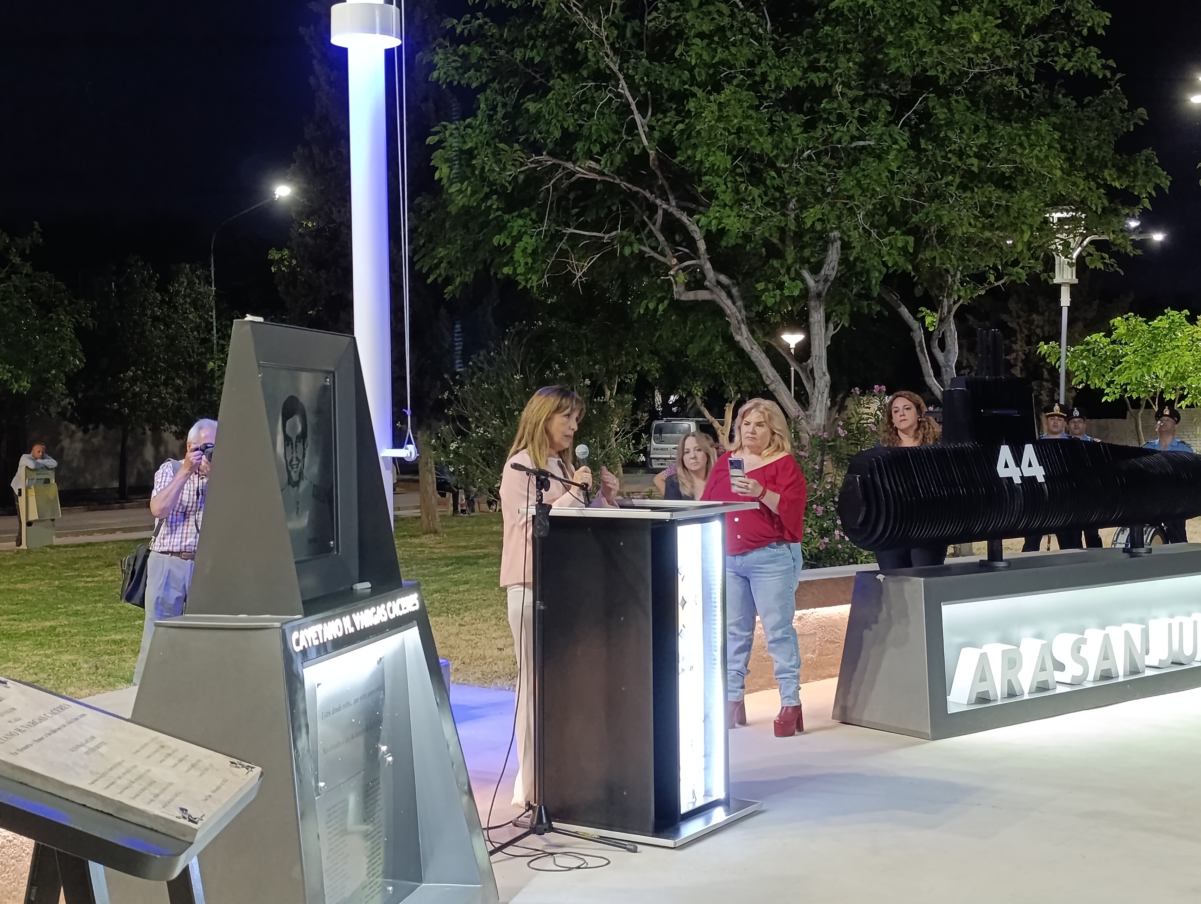 El municipio de la Ciudad de San Juan en un sentido homenaje a los 44 caídos del ARA San Juan puso en valor la plaza del Bº Gral. Las Heras.
