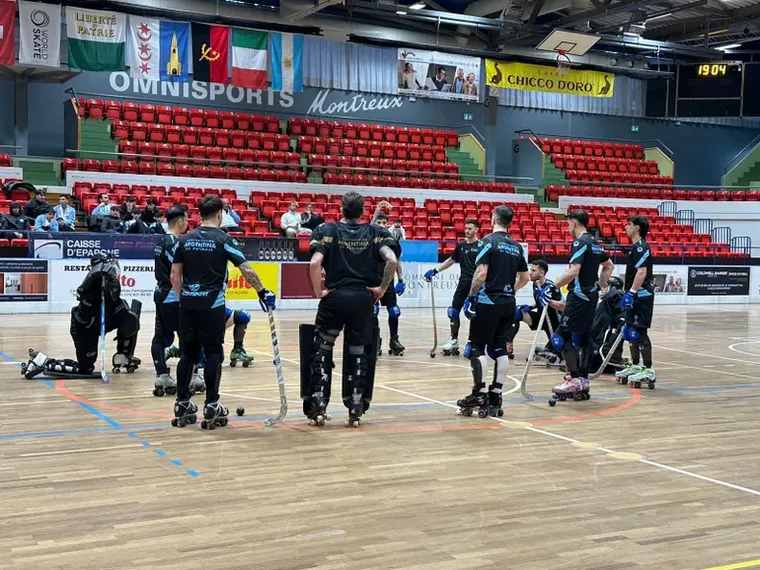 argentina-hsp.webp deportes : Luego de un debut arrollador, la Selección Argentina de hockey sobre patines vuelve a salir a la pista este jueves para disputar su segundo compromiso en la Copa de las Naciones, certamen que se desarrolla en Suiza.