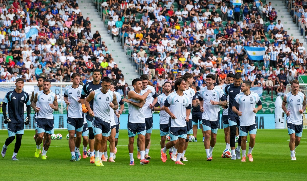 argentinaentrenamientoelche.jpg Argentina-Angola en Luanda. Ayer, la selección reventó el estadio del Elche