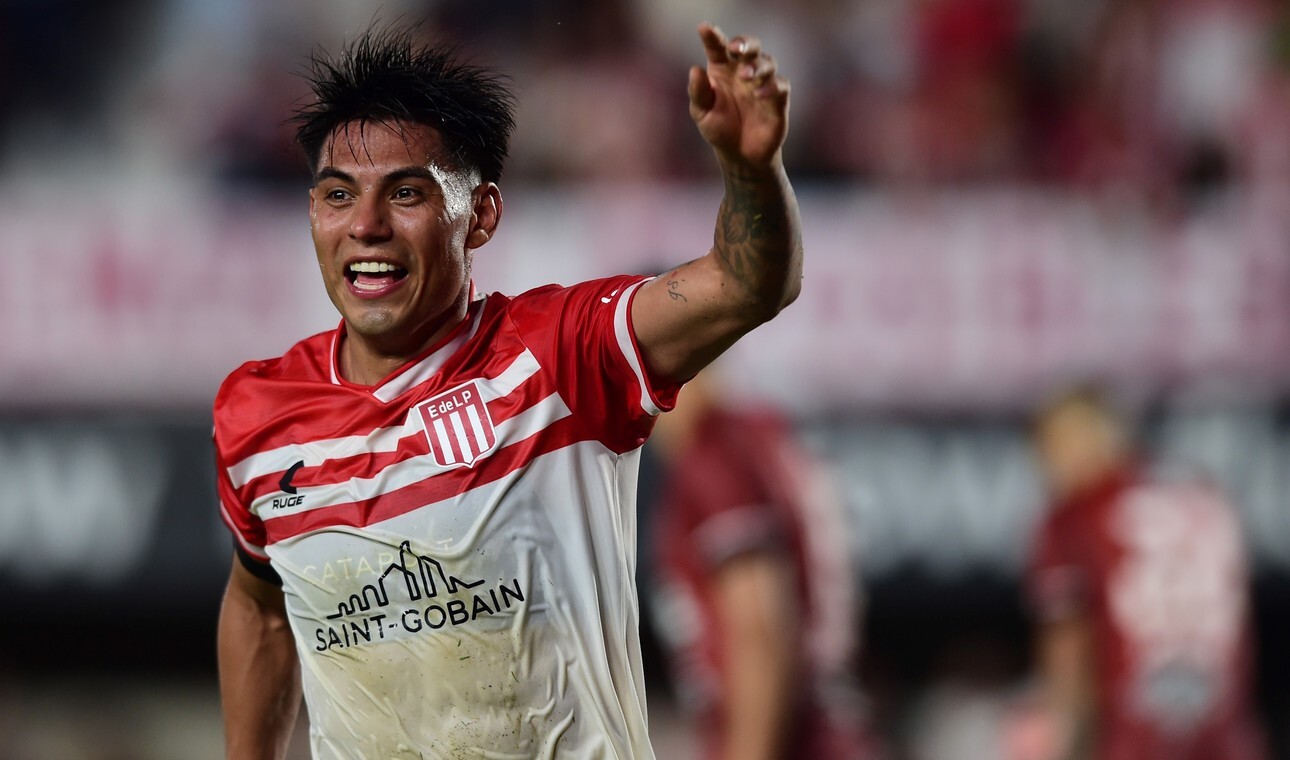 Estudiantes levantó dos goles ante el Ferroviario y se subió a la punta