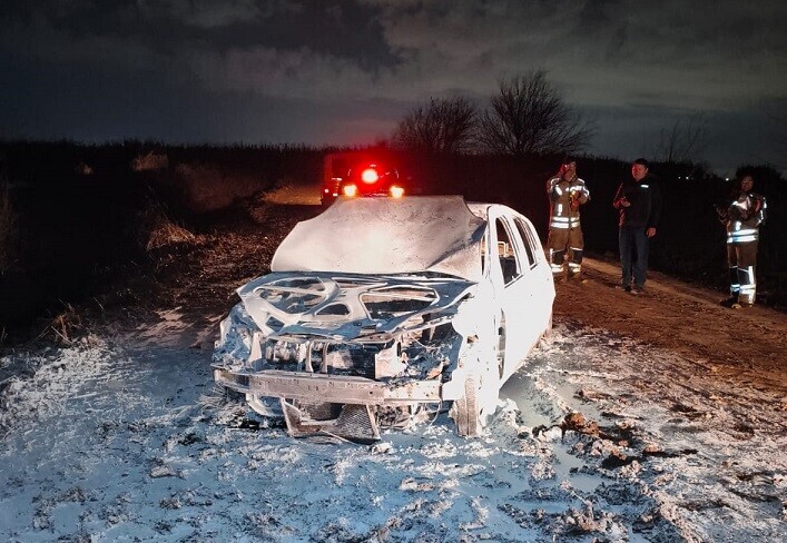 Un auto se incendió por completo en la zona rural de Ricardone