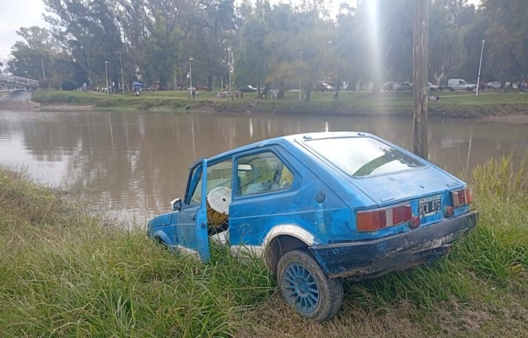 auto-gualeguay.jpg Entre Ríos: quedó a punto de caer al agua y lo salvaron los bomberos