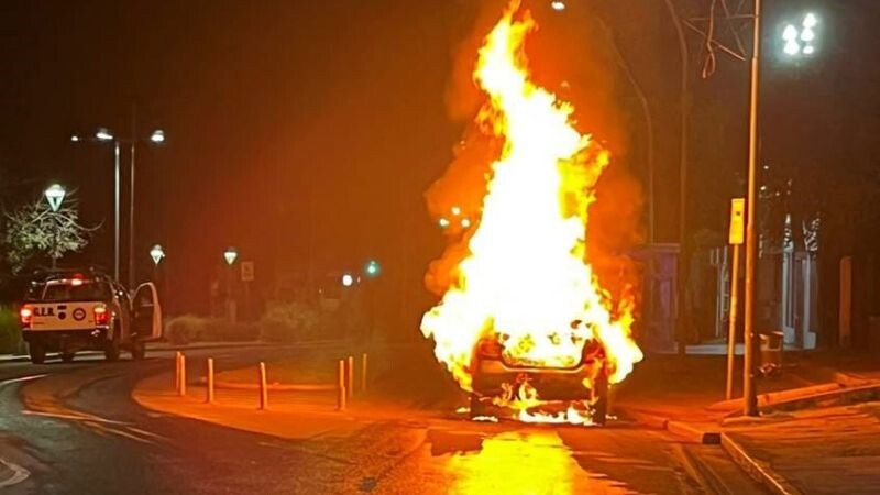 Voraz incendio de automóvil en la Capital