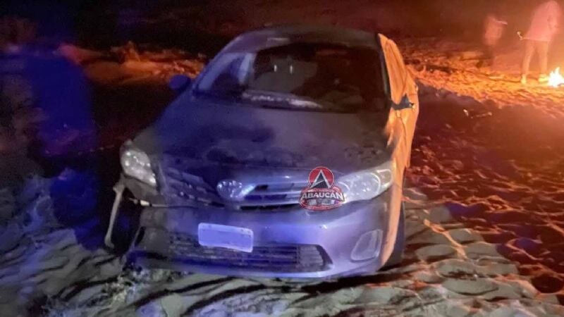 Un Toyota Corolla terminó destruido al costado de la ruta