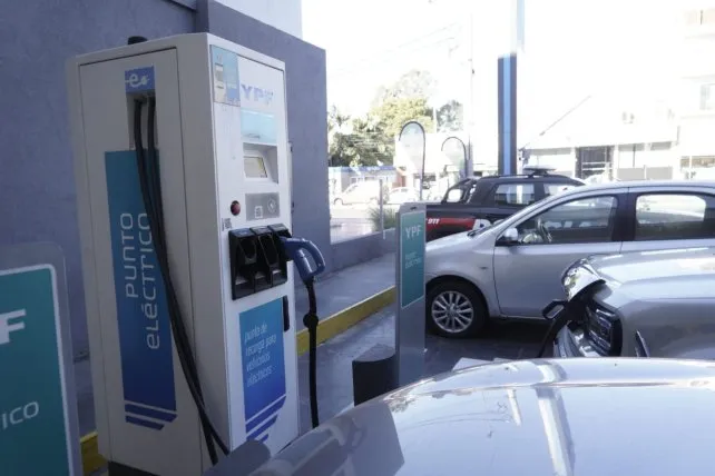 El auge de los autos eléctricos chinos: las ventas baten récords, pero aún faltan estaciones de recarga