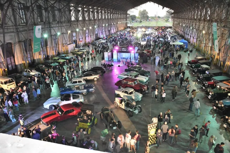 Muestra estática de autos y motos clásicos y antiguos en la Estación Belgrano