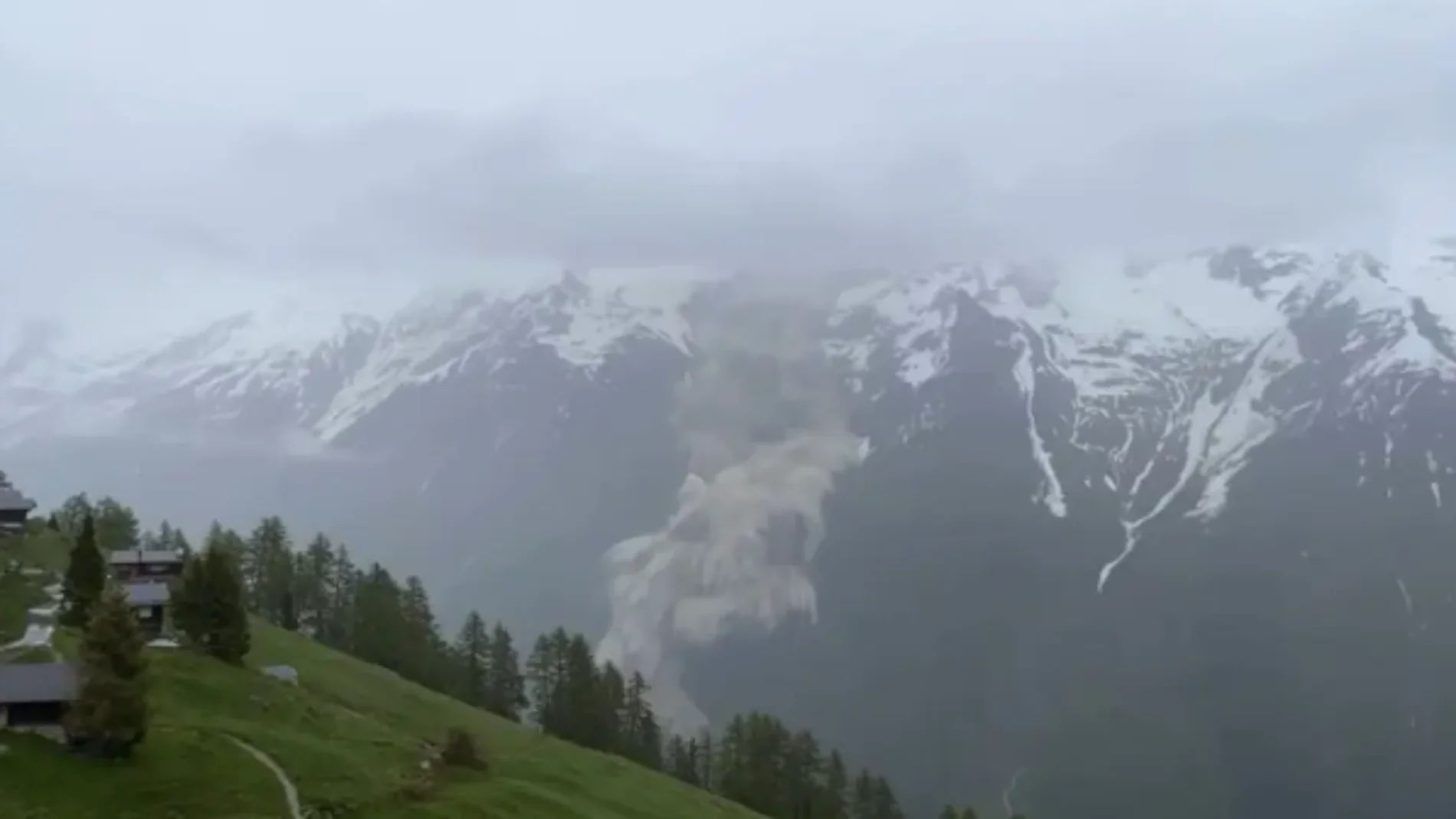 El 28 de mayo una avalancha de hielo, lodo y rocas sepultó gran parte del pueblo suizo de Blatten, Suiza.