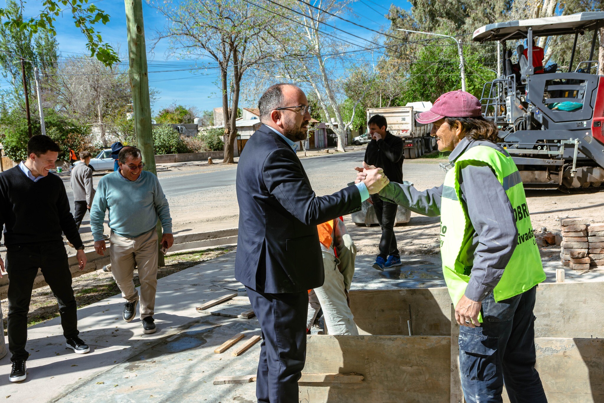El intendente de la Ciudad de Rivadavia,Sergio Miodowsky estuvo recorriendo el avance de obras sobre  la Plaza del Barrio Huazihul