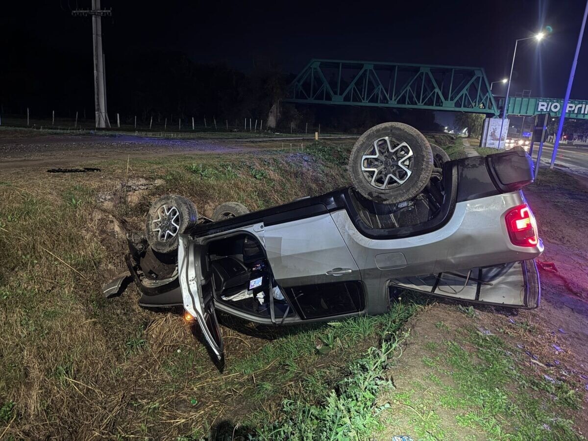 Río Primero: una camioneta volcó y terminó en un canal; sus ocupantes resultaron heridos