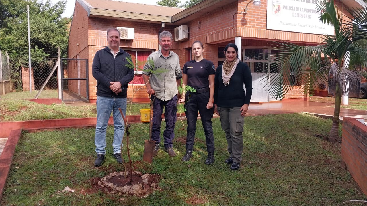 CELEBRACIÓN DEL DÍA DE LA TIERRA CON PLANTACIÓN DE ÁRBOLES EN APÓSTOLES
