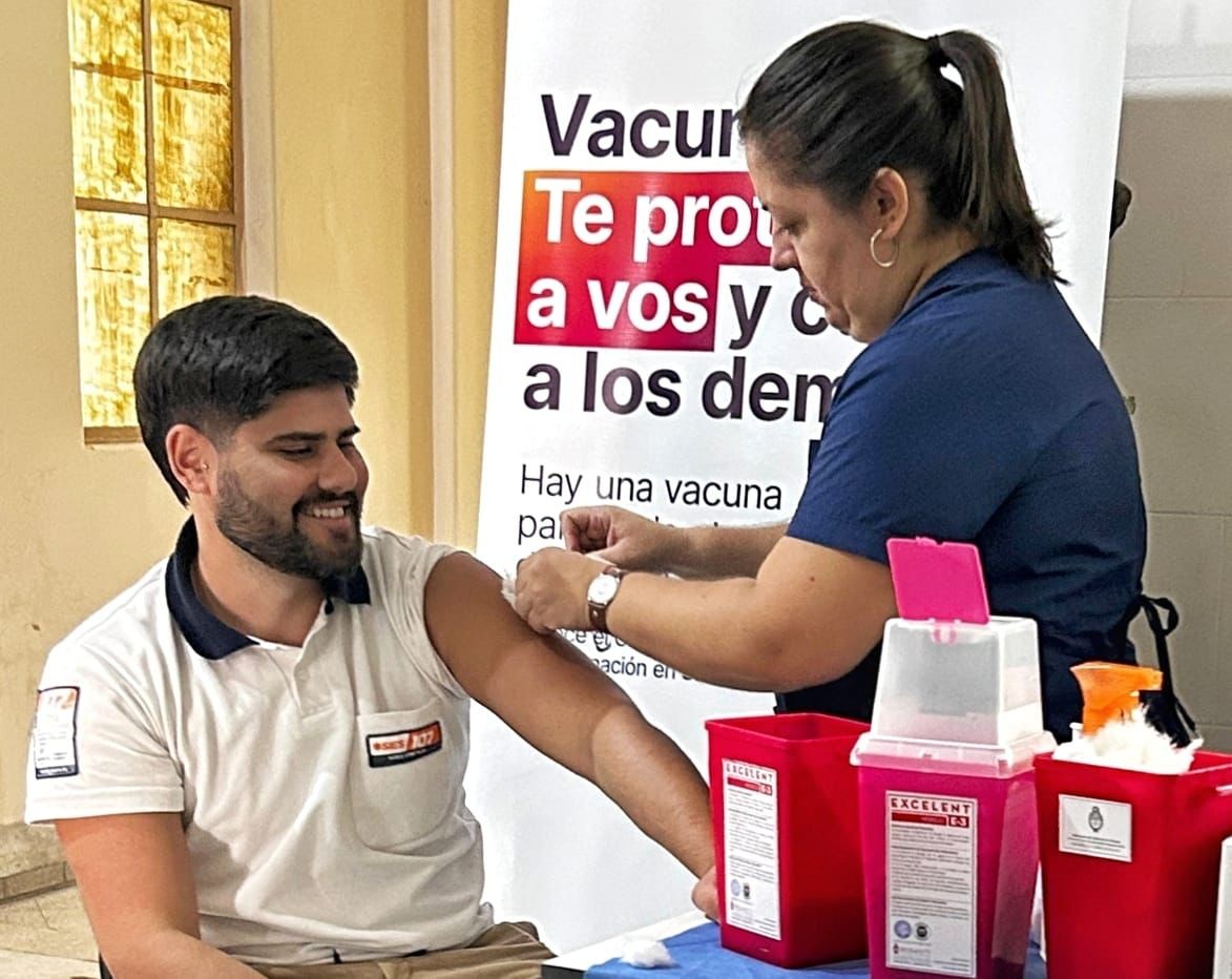 Con la vacunación a personal de salud, se inició la campaña antigripal 2025