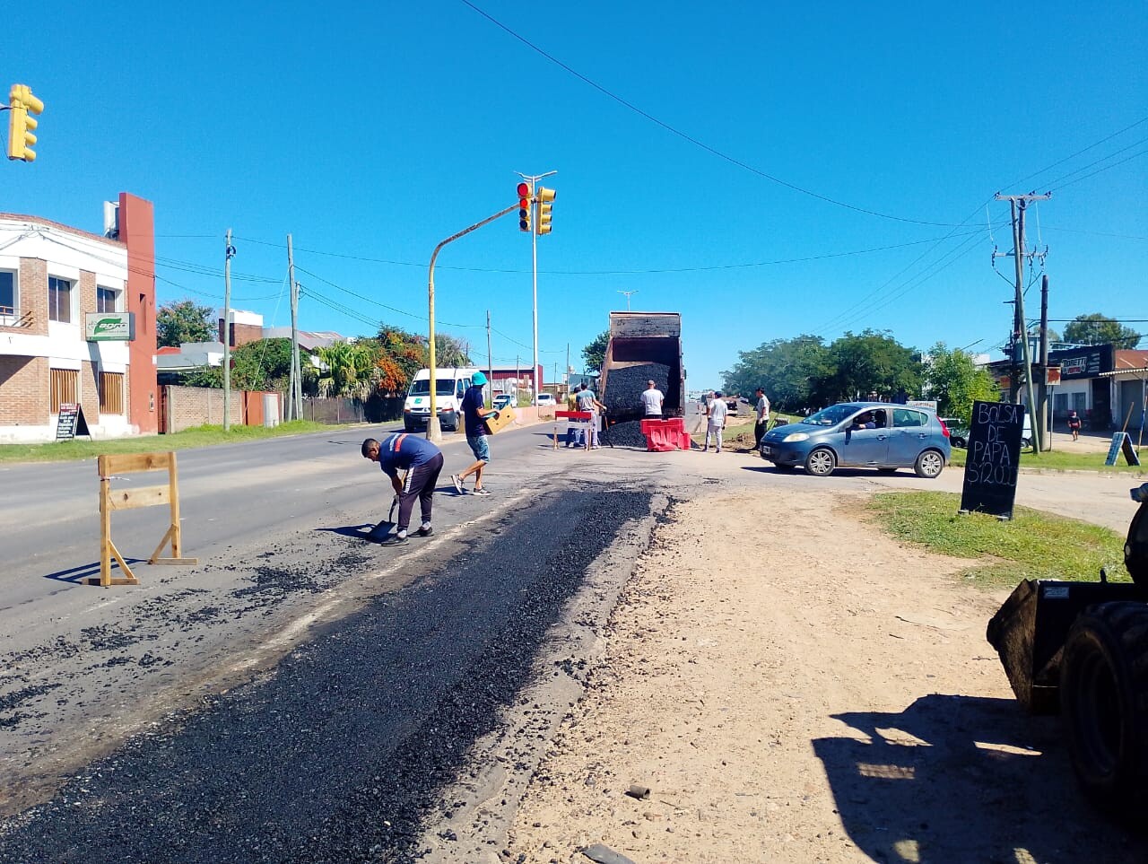 Realizan tareas de bacheo en barrio Santa Teresita y en el acceso Bruno