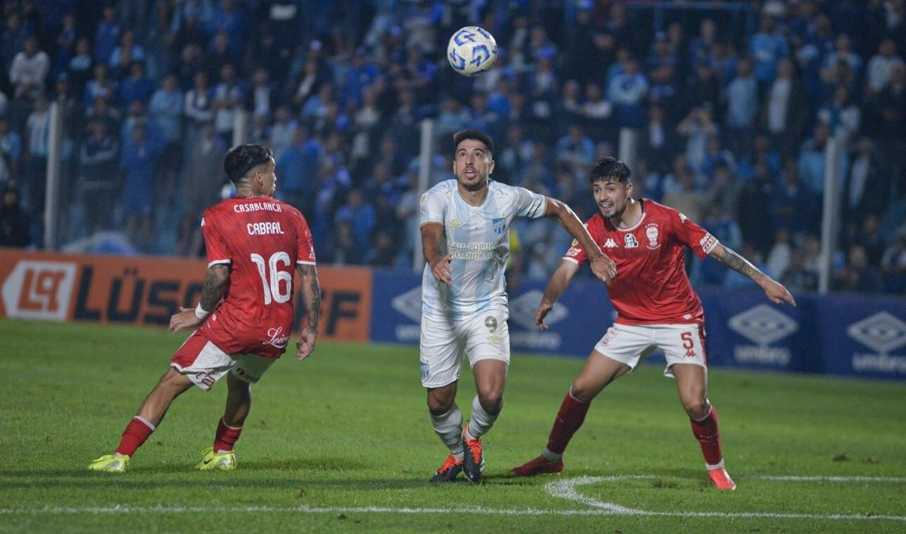 En un partido muy cambiante, Atlético frenó a Huracán