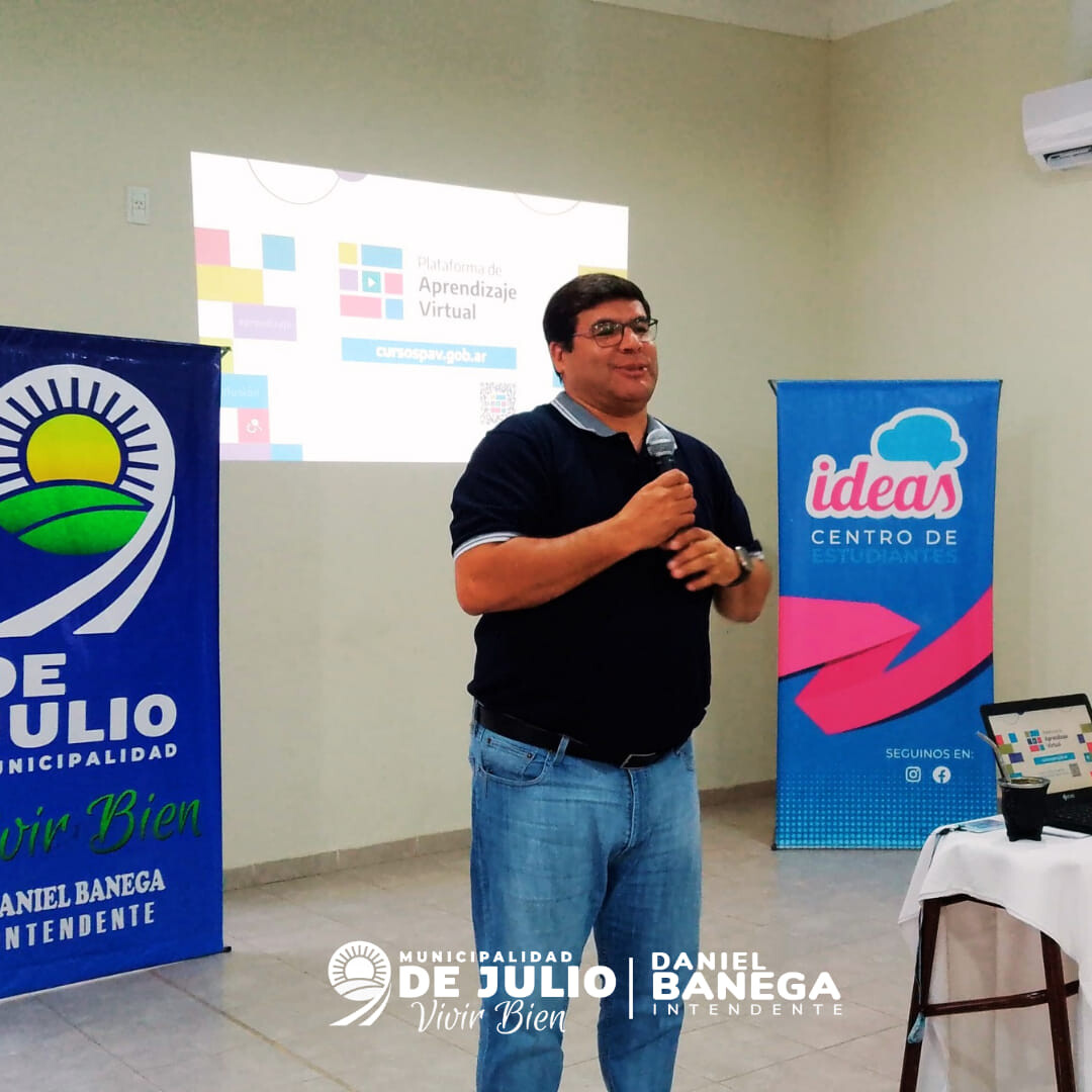 Jovenes y adultos del departamento de 9 de Julio participaron de una charla motivacional y pidieron acceder a la oferta educativa de la Universidad Nacional de San Juan.