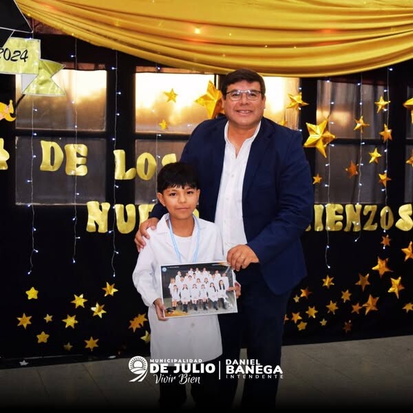 En el marco de los cierres de este 2024, el intendente de 9 de Julio,Daniel Banega,acompaño a  los egresados de la escuela Granaderos de San Martín.